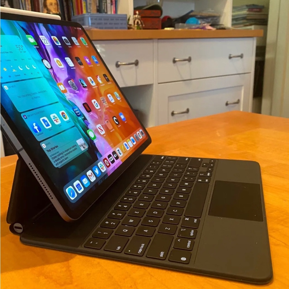 Apple Magic Keyboard, 12.96 GEN and fifth GEN.